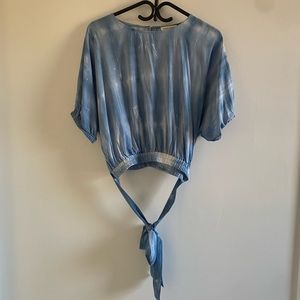 Anthropologie Moon River Blue and White Tie Dye Cropped Shirt with Tie at Waist